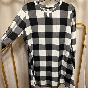 “B” black and white checkered dress with pockets. Size large